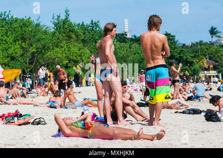 KUTA,INDONESIA- Luglio 24 : canang sari è l sinistra in spiaggia come offerta per gli dèi il 24 luglio 2009 a Bali, Indonesia. Canang è uno dei da Foto Stock