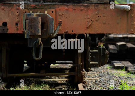 Close-up, dettaglio, weathered vecchio accoppiamento, abbandonato vintage railroad auto, treno cimitero, abstract object Foto Stock