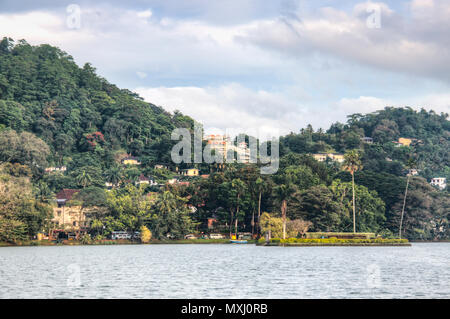 Vista sul magnifico lago nel centro di Kandy in Sri Lanka, circondato da colline e case Foto Stock