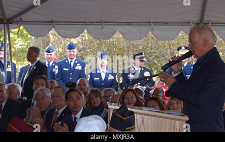 Vice presidente Joe Biden affronta il passato e il presente servizio membri durante il veterano del giorno cerimonia presso il Memorial Bridge Plaza, New Castle, DE., nov. 11, 2016. Membri del Delaware Air National Guard e il Delaware la guardia nazionale si è trasformata in onore di coloro che hanno servito e attualmente sono al servizio delle nostre comunità e nella nazione. (U.S. Air National Guard foto di SSgt. Andrew Horgan/rilasciato) Foto Stock