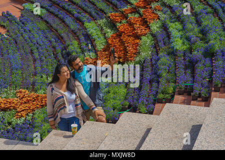 La Coppia Turistica Gode Di Pioneer Courthouse Square, Portland, Oregon, Stati Uniti Foto Stock