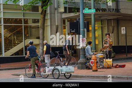 Angolo di strada banda nel centro di Portland, Oregon Foto Stock