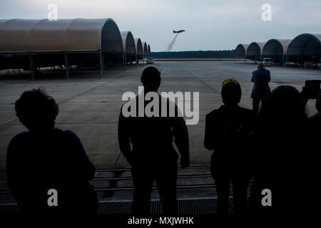 Stati Uniti Marines e familiari del compianto Lt. Gen. Frank E. Petersen Jr. osservare un AV-8B Harrier decollare da flightline durante un tour di Marine Corps Air Station (ICM) Cherry Point a MCAS Cherry Point, N.C., nov. 9, 2016. Petersen è stato il primo americano africano aviatore e ufficiale generale in Marine Corps. (U.S. Marine Corps photo by Lance Cpl. Ieter T. pietra/rilasciato) Foto Stock