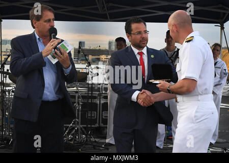 PORT EVERGLADES, Fla. (5 maggio 2017) il sindaco della città di Fort Lauderdale, a sinistra, e il sindaco della città di Hollywood Josh Levy presente Capt. Todd Vandegrift, commandng officer amphibious dock landing ship USS New York (LPD 21), con un tasto per la città nel corso di una settimana di flotta dotata di gala dignitari locali, illustri ospiti, e capi militari detenuti come parte della ventisettesima edizione della Settimana della flotta Port Everglades. Settimana della flotta Port Everglades fornisce un opportunità per i cittadini della Florida del sud di testimoniare di prima mano le funzionalità più recenti di oggi i servizi marittimi e acquisire una migliore comprensione Foto Stock