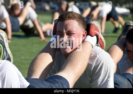 NASHVILLE, Tennessee (4 novembre 2016) - Riserva navale addestramento ufficiali Corps (NROTC) aspiranti guardiamarina di prima classe Ian Parkhill, 21, da Chicago e un senior alla Vanderbilt University, esegue team pushups con altri aspiranti guardiamarina sulla pratica di un campo di calcio al Vanderbilt campus qui, Novembre 4. Vanderbilt NROTC ospitato un'eliminazione degli ordigni esplosivi (EOD) "Esposizione eccezionale" weekend per più di 40 NROTC aspiranti guardiamarina da unità di tutto il paese. (Brevetto statunitense n. S. Navy immagine da Scott A. Thornbloom/rilasciato) Foto Stock