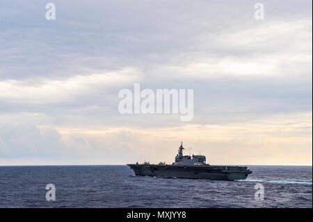 161109-N-XQ474-004 Mare delle Filippine (nov. 9, 2016) Giappone marittimo Forza di Autodifesa Izumi-Class elicottero Carrier (DDH-183) transita il Mare delle Filippine durante un esercizio di foto con il Ticonderoga-class guidato-missili cruiser USS Chancellorsville (CG 62), come una parte di grande spada 17. KS17 è una biennale, Presidente del Comune di capi di Stato Maggiore-diretto, U.S. Pacifico Comando-sponsorizzato la formazione sul campo di allenamento (FTX). KS17 è progettato per soddisfare la difesa reciproca obiettivi aumentando combat readiness e interoperabilità tra Giappone auto-difesa Forze (JSDF) e forze statunitensi. Chancellorsville è su patr Foto Stock