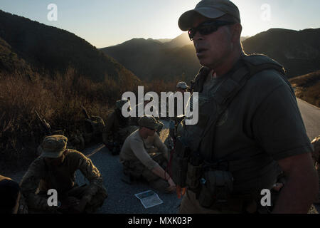 Max Giuseppe, Direct Action Group Lead Instructor, insegna della navigazione terrestre durante il combattimento della flotta del Pacifico della telecamera per l'inverno scatto rapido, nov. 11, 2016 in Azusa, California Scatto rapido è un esercizio semestrale che consente di vivere il fuoco e il corso basato su scenari per combined joint combattere le risorse della fotocamera. (U.S. Navy combattere la fotocamera foto di Sottufficiali di 2a classe di Sean Furey) Foto Stock