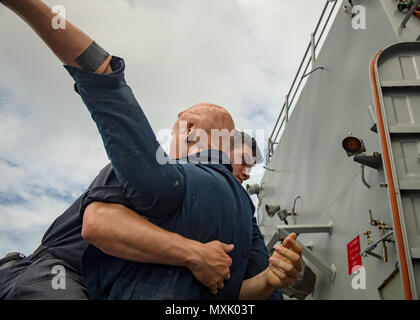 161110-N-DJ750-075 OCEANO PACIFICO (nov. 10, 2016) - Sottufficiali di terza classe Seth Howard, da Kenosha, Wi., gli impianti di risalita della nave di uomo a mare "Oscar" a bordo dummy Arleigh Burke-class guidato-missile destroyer USS Sampson (DDG 102). Sampson riferirà agli Stati Uniti Terza flotta, con sede a San Diego, mentre dispiegato per il Pacifico occidentale come parte dell'U.S. Flotta del pacifico-led iniziativa di estendere il comando e le funzioni di controllo della flotta di terzi nella regione. (U.S. Navy foto di Sottufficiali di seconda classe Bryan Jackson/rilasciato) Foto Stock