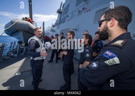 161113-N-DJ750-140 OCEANO PACIFICO (nov. 13, 2016) - Chief Petty Officer Phillipp Pickle dà Royal New Zealand Navy marinai un tour della coperta di Arleigh Burke-class guidato-missile destroyer USS Sampson (DDG 102). Sampson riferirà agli Stati Uniti Terza flotta, con sede a San Diego, mentre dispiegato per il Pacifico occidentale come parte dell'U.S. Flotta del pacifico-led iniziativa di estendere il comando e le funzioni di controllo della flotta di terzi nella regione. (U.S. Navy foto di Sottufficiali di seconda classe Bryan Jackson/rilasciato) Foto Stock