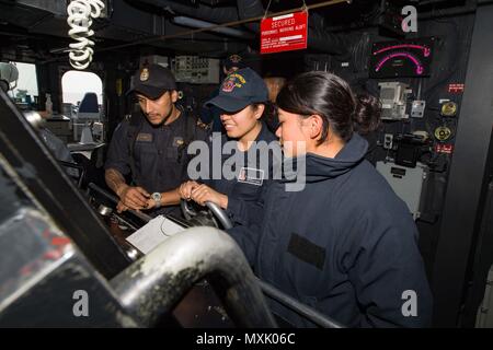 161113-N-DJ750-170 OCEANO PACIFICO (nov. 13, 2016) - i marinai a bordo Arleigh Burke-class guidato-missile destroyer USS Sampson (DDG 102) dare Royal New Zealand Navy Senior Chief marinaio specialista di combattimento Johnnie inverno un tour del ponte. Sampson riferirà agli Stati Uniti Terza flotta, con sede a San Diego, mentre dispiegato per il Pacifico occidentale come parte dell'U.S. Flotta del pacifico-led iniziativa di estendere il comando e le funzioni di controllo della flotta di terzi nella regione. (U.S. Navy foto di Sottufficiali di seconda classe Bryan Jackson/rilasciato) Foto Stock