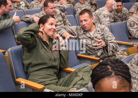 Il cap. Janelle Barone, sinistra, e il tenente Col. Benjamin W. Robbins, sia con il 177th Fighter Wing, New Jersey Air National Guard, partecipare a un esercizio sulla comunicazione inefficace durante la professionalità: migliorare il capitale umano seminario tenuto presso il presso il Centro Timmerman, Base comuneGuire-Dix Mc-Lakehurst, N.J., nov. 9, 2016. Lt. Col. George R. Sanderlin, professione di bracci centro di eccellenza indirizzata New Jersey Air National Guard e 87th Air Base Wing aviatori lungo con riserva di esercito di soldati su auto-riflessione come un mezzo per capire meglio in che modo i membri militari possono diventare migliore ven Foto Stock