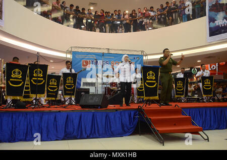 161115-N-WJ640-095 BRUNEI (nov. 15, 2016) La Royal Navy Brunei band esegue per i cittadini locali a Times Square Mall durante la cooperazione a galla la prontezza e la formazione (Carati) Brunei 2016, nov. 15. Carato è una serie annuale di esercizi marittimo tra Stati Uniti Navy, U.S. Marine Corps e le forze armate di nove nazioni partner di includere il Bangladesh, Brunei, Cambogia, Indonesia, Malaysia, Filippine, Singapore, Thailandia e Timor Est. (U.S. Navy foto di Sottufficiali di terza classe Madailein Abbott) Foto Stock