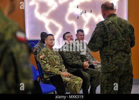 Forze armate polacche Il Mag. Gen. Jaroslaw Mika (destra), commander, undicesimo blindato di divisione di cavalleria, parla con (da sinistra a destra) gen. Daniel Allyn, Esercito degli Stati Uniti Vice Capo del personale; forze armate polacche Lt. Gen. Leszek Surawski, commander, xvi divisione meccanizzata; e U.S. Esercito Brig. Gen. Kenneth L. Kamper, vice comandante generale, 4a divisione di fanteria, prima per un briefing sulla missione durante la loro visita al patrimonio della Casa Museo Militare in Zagan, Polonia, nov. 15, 2016. Allyn and Kamper erano in Polonia per visualizzare il polacco basi militari e le aree di formazione in preparazione per la 4INF. Div. fino Foto Stock