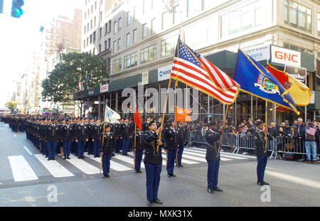 New York Esercito Nazionale soldati di guardia del369th supporto brigata, noto come l'Inferno di Harlem Fighters, preparare marzo fino alla Fifth Avenue durante l annuale New York City veterani parata del giorno di venerdì, nov. 11, 2016. (New York Stato divisione di militari e gli affari navali foto di New York Guard Capt. Contrassegnare Getman) Foto Stock