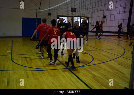 Soldati dal 3° Stormo, xvii Calvario reggimento vince contro la squadra avversaria Novembre 16, 2016 in Giordania palestra. Foto Stock