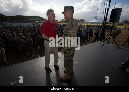 Il segretario della Marina Ray Mabus, scuote le mani con Col. Sean Killeen, Comandante, Marine Corps base Hawaii (MCBH) dopo una sessione di domande e risposte a Dewey Square a bordo MCBH, nov. 16, 2016. Mabus era in visita alle Hawaii per parlare con i Marines e marinai della base comune Harbor-Hickam perla e Marine Corps base Hawaii. (U.S. Marine Corps Foto di Cpl. Aaron S. Patterson) Foto Stock