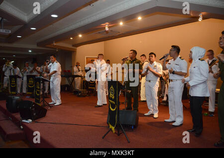 161116-N-WJ640-130 BRUNEI (nov. 16, 2016) DEGLI STATI UNITI Navy 7 Banda della flotta, Orient Express, esegue con la Royal Navy Brunei Band per i cittadini locali in Brunei, nov. 16, durante la cooperazione a galla la prontezza e la formazione (Carati) Brunei 2016. Carato è una serie annuale di esercizi marittimo tra Stati Uniti Navy, U.S. Marine Corps e le forze armate di nove nazioni partner di includere il Bangladesh, Brunei, Cambogia, Indonesia, Malaysia, Filippine, Singapore, Thailandia e Timor Est. (U.S. Navy foto di Sottufficiali di terza classe Madailein Abbott) Foto Stock