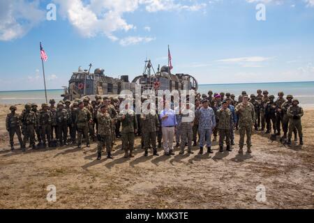 Provincia di Sabah, Malesia (nov. 13, 2016) senior leadership dal malese Forze Armate, militare DEGLI STATI UNITI E DEGLI STATI UNITI Embassy Kuala Lumpur stand con la Malaysia-le truppe degli Stati Uniti per dare un "Thumbs up" dopo l'esercizio finale di esercizio Tiger colpire 16 nov. 13, 2016. FINEX consisteva di un accordo bilaterale di assalto anfibio. La Malaysia-U.S. forze lanciato dall'USS Makin Island (LHD 8) in MV-22 Falchi Pescatori per un obiettivo area in cui hanno lavorato insieme per fissare un nemico posizione tenuta. Tiger Strike è un opportunità per la Malaysia e gli Stati Uniti le forze armate per rafforzare strutture militari partnersh Foto Stock