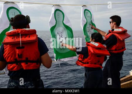 161114-N-FP878-235mare mediterraneo (nov. 14, 2016) marinai cliente obiettivi durante un piccolo germoglio di armi a bordo della USS Ross (DDG 71 nov. 14, 2016. Ross, un Arleigh Burke-class guidato-missile distruttore, distribuita a Rota, Spagna, sta conducendo operazioni navali negli Stati Uniti Sesta flotta area di operazioni a sostegno degli Stati Uniti per gli interessi di sicurezza nazionali in Europa e in Africa. (U.S. Navy foto di Sottufficiali di prima classe Theron J. Godbold/rilasciato) Foto Stock