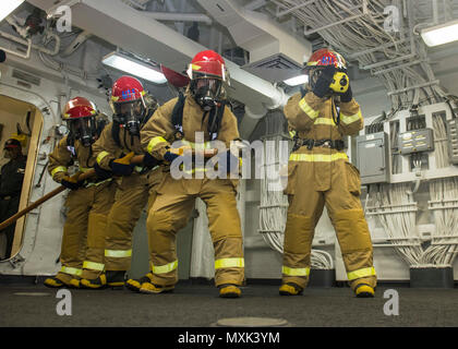 161114-N-LI768-169 sul Mare del Sud della Cina (nov. 14, 2016) velisti assegnati all'assalto anfibio nave USS Makin Island (LHD 8) lotta contro un incendio simulato durante un controllo del danno trapano. Makin Island, il prodotto di punta della Makin Island anfibio gruppo pronto, è operativo negli Stati Uniti 7 flotta area di operazioni con il avviato undicesimo Marine Expeditionary Unit a sostegno della sicurezza e della stabilità in Indo-Asia-regione del Pacifico. (U.S. Navy foto di Sottufficiali di terza classe Devin M. Langer/rilasciato) Foto Stock