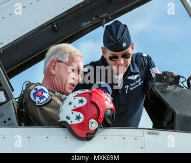 Ex pilota di linea Chesley "Sully" Sullenberger III vola con la United States Air Force Thunderbirds a Travis Air Force Base in California, 4 maggio 2017. Sullenberger è un 1973 Air Force Academy laureati ed è meglio conosciuto per aver superato l'atterraggio di un aereo di linea paralizzata nel fiume Hudson salvando le vite di 155 passeggeri. Foto Stock