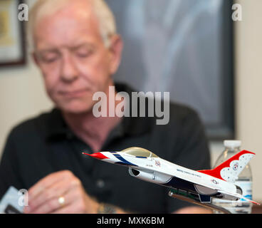 Ex pilota di linea Chesley "Sully" Sullenberger III vola con la United States Air Force Thunderbirds a Travis Air Force Base in California, 4 maggio 2017. Sullenberger è un 1973 Air Force Academy laureati ed è meglio conosciuto per aver superato l'atterraggio di un aereo di linea paralizzata nel fiume Hudson salvando le vite di 155 passeggeri. Foto Stock