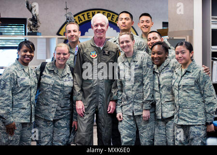 Ex pilota di linea Chesley "Sully" Sullenberger III vola con la United States Air Force Thunderbirds a Travis Air Force Base in California, 4 maggio 2017. Sullenberger è un 1973 Air Force Academy laureati ed è meglio conosciuto per aver superato l'atterraggio di un aereo di linea paralizzata nel fiume Hudson salvando le vite di 155 passeggeri. Foto Stock