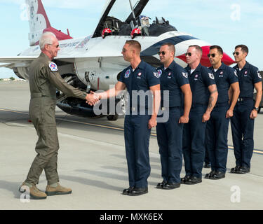 Ex pilota di linea Chesley "Sully" Sullenberger III vola con la United States Air Force Thunderbirds a Travis Air Force Base in California, 4 maggio 2017. Sullenberger è un 1973 Air Force Academy laureati ed è meglio conosciuto per aver superato l'atterraggio di un aereo di linea paralizzata nel fiume Hudson salvando le vite di 155 passeggeri. Foto Stock