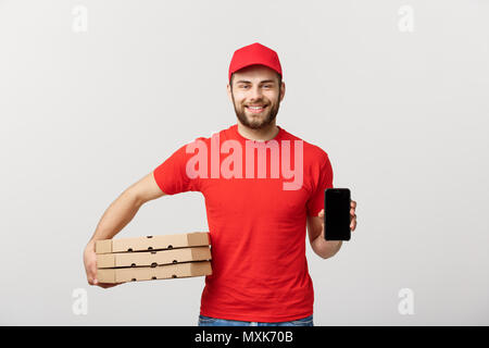 Pizza consegna uomo in possesso di un cellulare e scatole per pizza su sfondo bianco. Foto Stock