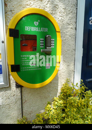 Pubblica emergenza defibrillatore montato sulla parete del centro comunitario a Shincliffe, County Durham, Inghilterra. Foto Stock