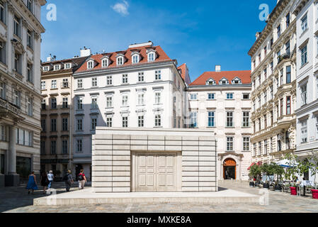 Vienna, Austria - 16 agosto 2017: Judenplatz Memoriale dell Olocausto in jewry quartiere nel centro storico della città di Vienna. Museo Judenplatz su backgrou Foto Stock