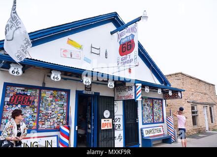 Seligman, AZ, Stati Uniti d'America - 24 Luglio 2017: Seligman è piena di Route 66 promemoria di trasporto. Nella foto qui Angelo e Vilmas Route 66 Regali un classico Foto Stock
