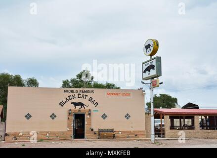 Seligman, AZ, Stati Uniti d'America - 24 Luglio 2017: Gatto Nero Bar si trova a Seligman. Seligman è una città di Route 66 in Arizona. Foto Stock
