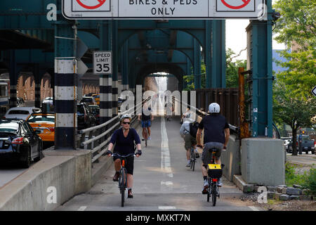 I ciclisti e i pedoni sul Queensboro Bridge passerella Foto Stock