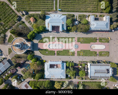 Vista aerea di scatti da fuco della centrale piazza simmetrica del National Exhibition Centre di Kiev, in Ucraina. Foto Stock