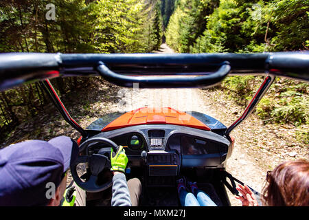 I giovani su UTV veicoli su un sentiero di campagna. Vista da un UTV Veicolo con uomo alla guida di un UTV in una giornata di sole. Foto Stock