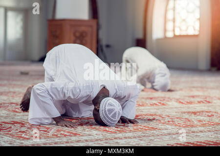 Musulmano nero uomo e donna che prega in moschea Foto Stock