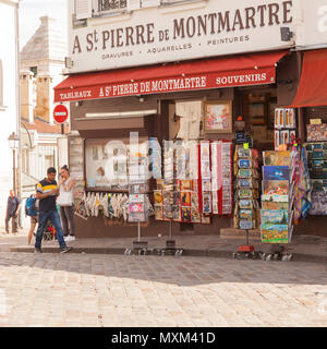 Tourist souvenir shop a Montmartre, Paris, Francia, Europa. Foto Stock