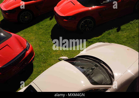 Il bianco e il rosso Porche auto sportive da sopra Foto Stock