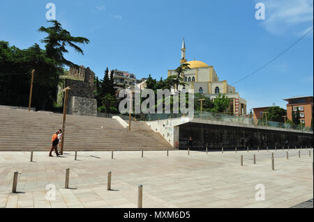 Vista sulla strada della Moschea e minareto di Dürres, Albania. Le persone che attraversano lo spazio aperto di fronte di rovine e grande scala. La foto in orizzontale. Foto Stock