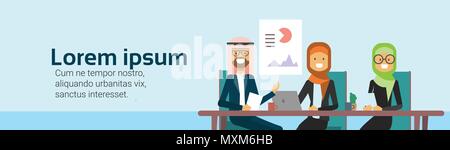 Arab business persone presentazione del gruppo di dati delle finanze, arabo imprenditori team training Conferenza incontro musulmana banner con copia spazio flat Illustrazione Vettoriale