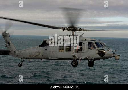 161115-N-AH771-031 OCEANO ATLANTICO (nov. 15, 2016) un MH-60S Sea Hawk, assegnato ad un elicottero di combattimento del mare 28 (HSC-28), decolla dal ponte di volo di assalto anfibio nave USS Iwo Jima (LHD 7). (U.S. Foto di Marina con marinaio Daniel C. Coxwest/rilasciato) Foto Stock