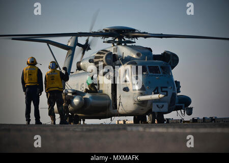 161116-N-QJ850-105 OCEANO ATLANTICO (nov. 16, 2016) UN CH-53E Super Stallion, assegnato al Marine elicottero pesante Squadron 464 (HMH-464), si prepara a prendere il via dal ponte di volo di assalto anfibio nave USS Iwo Jima (LHD 7). (U.S. Navy foto di Sottufficiali di 2a classe di Andrew Murray/rilasciato) Foto Stock