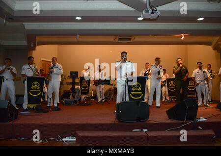 161116-N-WJ640-134 BRUNEI (nov. 16, 2016) DEGLI STATI UNITI Navy 7 Banda della flotta, Orient Express, esegue con la Royal Navy Brunei Band per i cittadini locali in Brunei, nov. 16, durante la cooperazione a galla la prontezza e la formazione (Carati) Brunei 2016. Carato è una serie annuale di esercizi marittimo tra Stati Uniti Navy, U.S. Marine Corps e le forze armate di nove nazioni partner di includere il Bangladesh, Brunei, Cambogia, Indonesia, Malaysia, Filippine, Singapore, Thailandia e Timor Est. (U.S. Navy foto di Sottufficiali di terza classe Madailein Abbott) Foto Stock