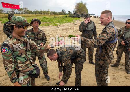 Provincia di Sabah, Malesia (nov. 12, 2016) un Malaysian Naval Special Warfare forze Sailor dà il cibo ad un Marine con il raid marittimo di forza durante una pausa pranzo durante l'esercizio Tiger colpire 16 nella provincia di Sabah, Malesia, nov. 12, 2016. I marines e marinai allenati insieme per condividere le tecniche e le procedure, di aumentare le capacità di bilaterali e di costruire un cameratismo fra le due forze. (U.S. Marine Corps photo by Staff Sgt. Scott McAdam/rilasciato) Foto Stock