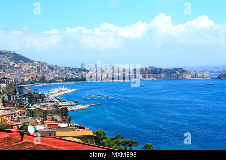 Panorama di Napoli e del mare Mediterraneo, Italia Foto Stock