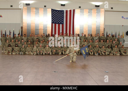 Più di 100 soldati da 369 società chimica basata al di fuori del Fort Bliss, Texas, restituiti da un periodo di nove mesi di deployment in Kuwait il 14 novembre. 76Th Divisione risposta operativa vice comandante generale, Briga. Gen. James Blankenhorn, e il comando Sgt. Il Mag. Michael Robinson, erano a disposizione per accogliere i soldati come hanno camminato giù dal chartered aereo. Foto Stock