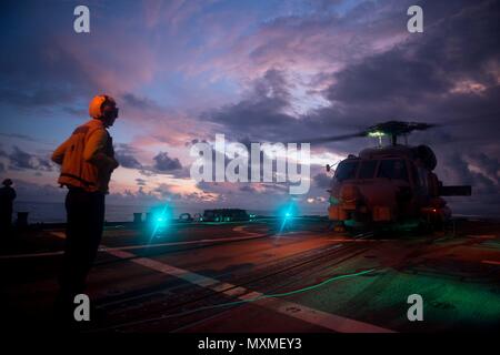 161117-N-NT265-028 sul Mare del Sud della Cina (nov. 17, 2016) Petty Officer di terza classe Robert McGuire, assegnato all'distribuita Arleigh Burke-class guidato-missile destroyer USS McCampbell (DDG 85) si erge da durante il volo quarti con un MH60R Seahawk elicottero, assegnato al "signori della guerra" di elicottero Maritime Strike Squadron (HSM) 51, durante la cooperazione a galla la prontezza e la formazione (Carati) 2016. Carato è una serie annuale di esercizi marittimo tra Stati Uniti Navy, U.S. Marine Corps e le forze armate di nove nazioni partner di includere il Bangladesh, Brunei, Cambogia, Indonesia, Malaysia, Foto Stock