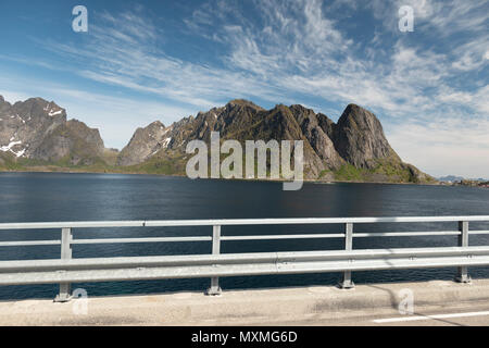 Vista da un ponte in Isole Lofoten in Norvegia. Foto Stock