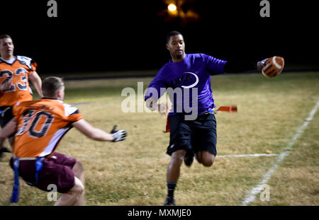 La difesa di attività multimediali quarterback corre per cantieri positivo durante la divisione due flag Football partita di campionato contro il 7° Squadrone di intelligence, 17 novembre 2016 a Fort George G. Meade, Md. il settimo è battere il DMA 16-6 in gioco uno per forzare un gioco due. Hanno vinto il gioco due da parte di un cliente di 20-14. (U.S. Air Force foto/Staff Sgt. AJ Hyatt) Foto Stock